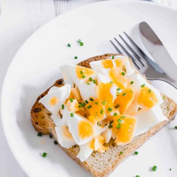 Smashed eggs on toast sprinkled with chives