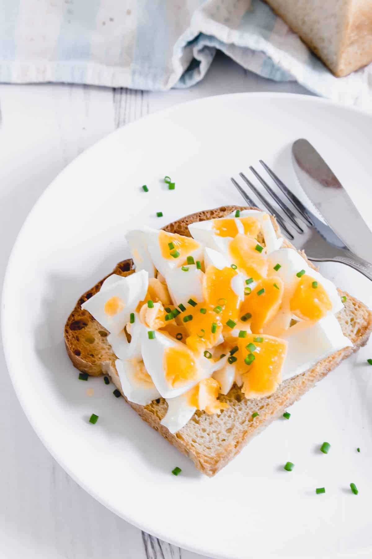 Smashed eggs on toast sprinkled with chives