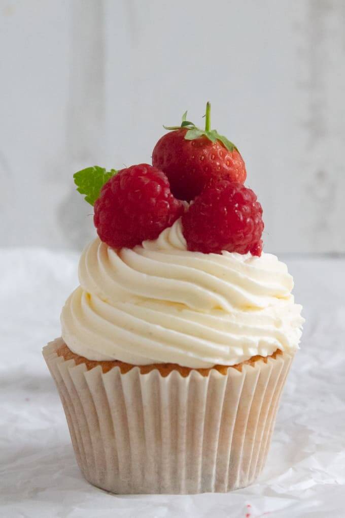 A Cotswolds summer all wrapped up into an afternoon inspired Strawberries and Cream cupcakes – a fluffy sultana sponge, filled with strawberry jam, topped with a clotted cream buttercream and fresh summer fruit