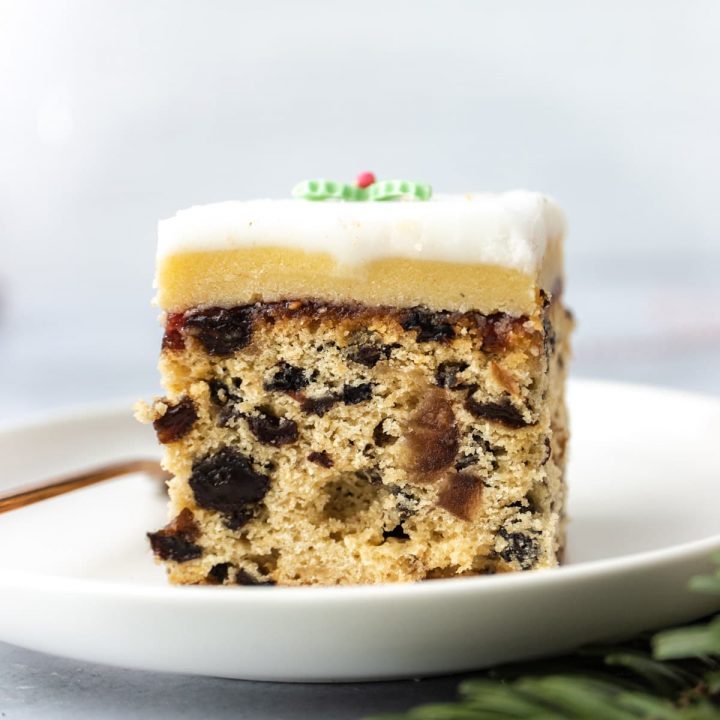 Christmas Tray Bake Cake - Featured